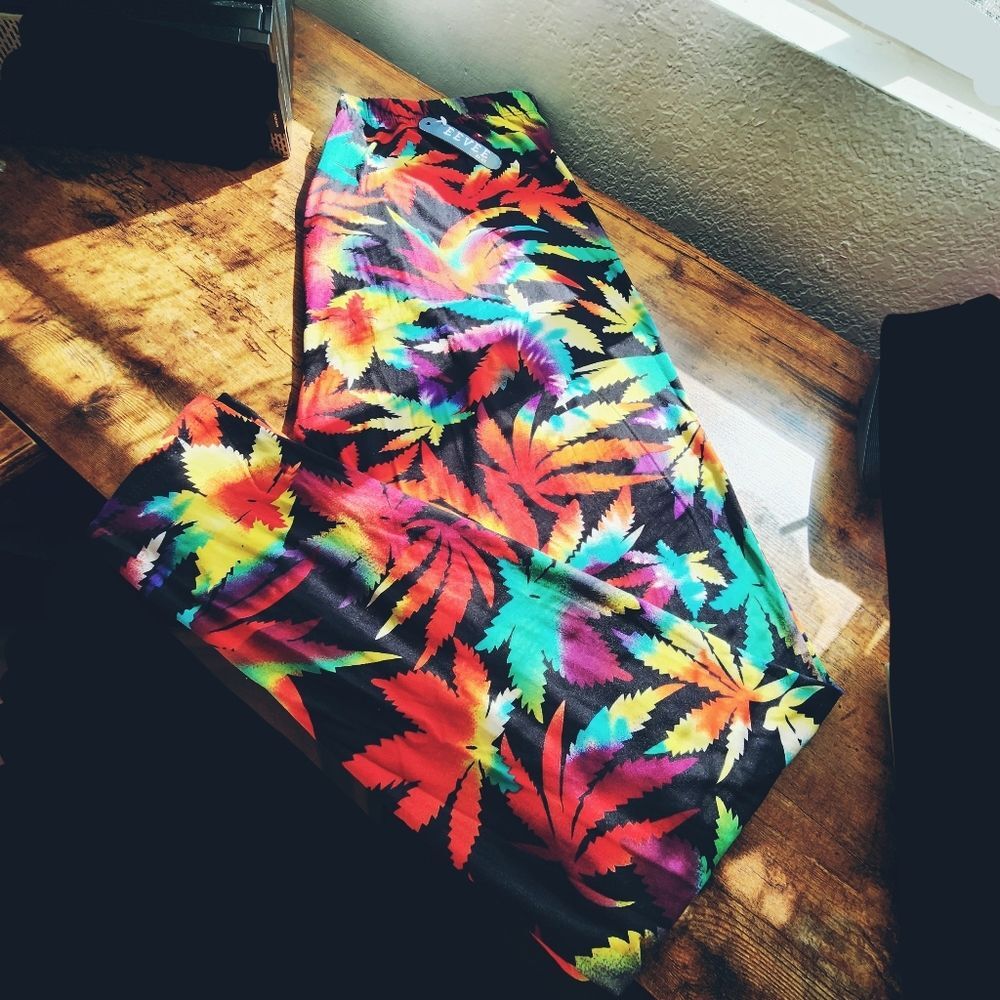 EEVEE Multicolored Flower Leggings One Size Plus (Fits 1xl to 3xl) NWT